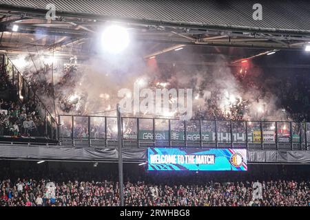 Rotterdam, Niederlande. September 2023. ROTTERDAM, NIEDERLANDE - 19. SEPTEMBER: Fans von Celtic, die während des UEFA Champions League Gruppe-E-Spiels zwischen Feyenoord und Celtic am 19. SEPTEMBER 2023 im Stadion Feyenoord in Rotterdam, Niederlande, ein Feuerwerk einsetzen. (Foto von Andre Weening/Orange Pictures) Kredit: Orange Pics BV/Alamy Live News Stockfoto