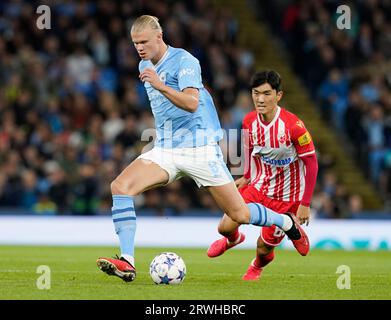 MANCHESTER, GROSSBRITANNIEN. September 2023. Erling Haaland aus Manchester City sprengt sich während des UEFA Champions League-Spiels im Etihad Stadium in Manchester von Inbeom Hwang von Red Star Belgrade ab. Das Bild sollte lauten: Andrew Yates/Sportimage Credit: Sportimage Ltd/Alamy Live News Stockfoto