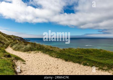 Ein Sandweg auf einem Hügel über dem Sennen Strand an der kornischen Küste Stockfoto