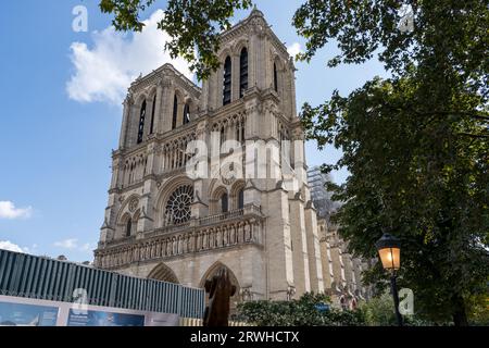 Paris, Frankreich. 29. August 2023: Blick auf die Kathedrale Notre-Dame de Paris, während die Restaurierungs- und Umbauarbeiten nach dem dramatischen Brand fortgesetzt werden Stockfoto