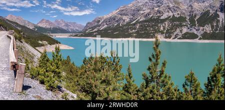 Der Cancano-See und der obere San Giacomo-See, künstliche Wasserbecken und das Tal auf etwa 1900 Metern über dem Meeresspiegel im Nationalpark Stilfserjoch, Stockfoto