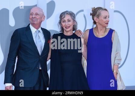 VENEDIG, ITALIEN - 02. SEPTEMBER: Nina Bernstein Simmons, Jamie Bernstein und Alexander Bernstein besuchen einen roten Teppich für den Film „Maestro“ Stockfoto