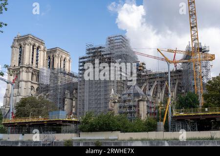 Paris, Frankreich. 29. August 2023: Blick auf die Kathedrale Notre-Dame de Paris, während die Restaurierungs- und Umbauarbeiten nach dem dramatischen Brand fortgesetzt werden Stockfoto
