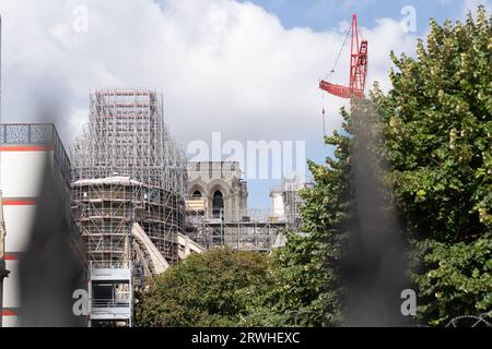 Paris, Frankreich. 29. August 2023: Blick auf die Kathedrale Notre-Dame de Paris, während die Restaurierungs- und Umbauarbeiten nach dem dramatischen Brand fortgesetzt werden Stockfoto