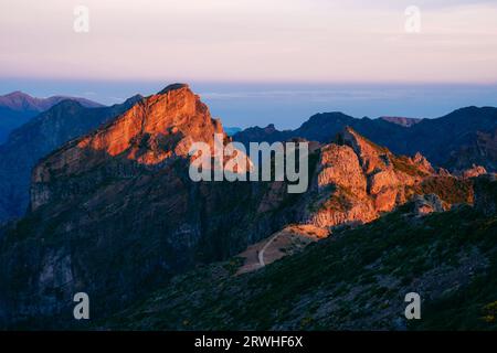 Pico do Arieiro zum Pico Ruivo Trail Pr 1 auf Madeira. Wandern auf der Insel Madeira in Portugal Stockfoto