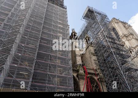 Paris, Frankreich. 29. August 2023: Blick auf die Kathedrale Notre-Dame de Paris, während die Restaurierungs- und Umbauarbeiten nach dem dramatischen Brand fortgesetzt werden Stockfoto