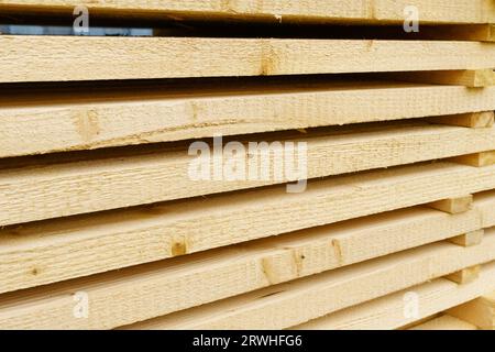 Holzbretter, Bars in einem Holzlager. Hintergrund von Brettern. Stockfoto
