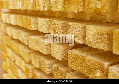Holzbretter, Bars in einem Holzlager. Hintergrund von Brettern. Stockfoto