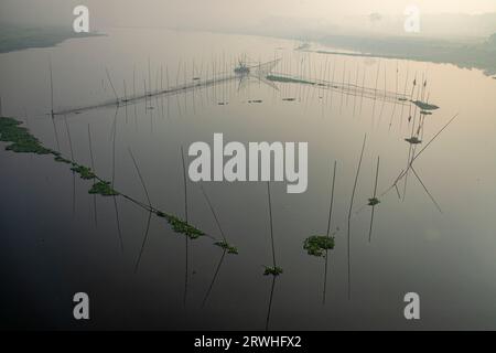 Fischernetze und Fallen auf dem Dhaleshwari-Fluss im Winter bei Keraniganj in Dhaka, Bangladesch. Stockfoto