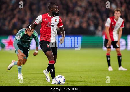 Rotterdam, Niederlande. September 2023. ROTTERDAM, NIEDERLANDE - 19. SEPTEMBER: Lutsharel Geertruida von Feyenoord läuft mit dem Ball während des UEFA Champions League Gruppe-E-Spiels zwischen Feyenoord und Celtic im Stadion Feyenoord am 19. September 2023 in Rotterdam, Niederlande. (Foto von Andre Weening/Orange Pictures) Kredit: Orange Pics BV/Alamy Live News Stockfoto