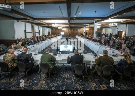 Ramstein-Miesenbach, Deutschland. September 2023. US-Verteidigungsminister Lloyd J. Austin III, Zentrum, veranstaltet das Treffen der ukrainischen Verteidigungskontaktgruppe auf dem Luftwaffenstützpunkt Ramstein, 19. September 2023 in Ramstein-Miesenbach, Deutschland. Chad McNeeley/DOD/Alamy Live News Stockfoto