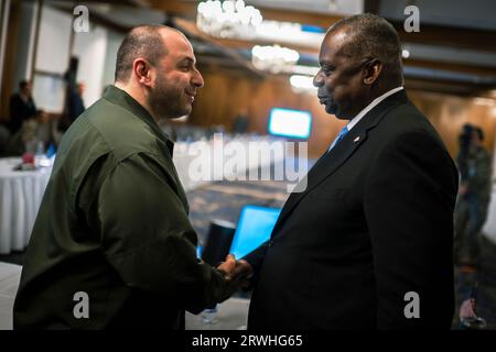 Ramstein-Miesenbach, Deutschland. September 2023. US-Verteidigungsminister Lloyd J. Austin III, rechts, gibt nach dem 15. Treffen der ukrainischen Verteidigungskontaktgruppe auf dem Luftwaffenstützpunkt Ramstein am 19. September 2023 in Ramstein-Miesenbach, Deutschland, mit dem ukrainischen Verteidigungsminister Rustem Umerov die Hand. Chad McNeeley/DOD/Alamy Live News Stockfoto