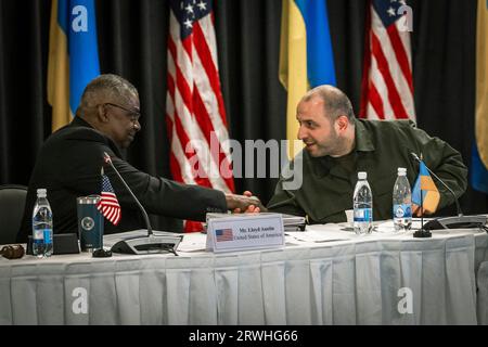 Ramstein-Miesenbach, Deutschland. September 2023. US-Verteidigungsminister Lloyd J. Austin III, links, schüttelt die Hand mit dem ukrainischen Verteidigungsminister Rustem Umerov, rechts, beim Start der ukrainischen Verteidigungskontaktgruppe auf dem Luftwaffenstützpunkt Ramstein, 19. September 2023 in Ramstein-Miesenbach, Deutschland. Chad McNeeley/DOD/Alamy Live News Stockfoto