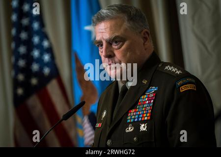 Ramstein-Miesenbach, Deutschland. September 2023. Mark Milley, Vorsitzender der US-amerikanischen Joint Chiefs, hört sich eine Frage während einer Pressekonferenz zum Abschluss des Treffens der ukrainischen Verteidigungskontaktgruppe auf dem Luftwaffenstützpunkt Ramstein am 19. September 2023 in Ramstein-Miesenbach an. Chad McNeeley/DOD/Alamy Live News Stockfoto