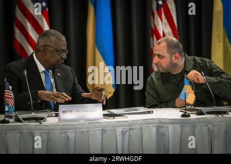 Ramstein-Miesenbach, Deutschland. September 2023. US-Verteidigungsminister Lloyd J. Austin III, links, spricht mit dem ukrainischen Verteidigungsminister Rustem Umerov, rechts, während des Treffens der ukrainischen Verteidigungskontaktgruppe auf dem Luftwaffenstützpunkt Ramstein, 19. September 2023 in Ramstein-Miesenbach, Deutschland. Chad McNeeley/DOD/Alamy Live News Stockfoto