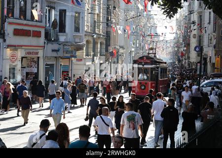 Straßenbahn auf der Istiklal Caddesi (Independence Avenue) in Istanbul, Türkei Stockfoto