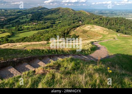 Steintreppen, die nach Norden, hinunter zu den Malverns, vom Gipfel des Hügels aus der Eisenzeit, auf der Spitze des Herefordshire Beacon, führen. Stockfoto