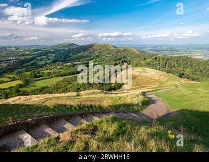 Steintreppen, die nach Norden, hinunter zu den Malverns, vom Gipfel des Hügels aus der Eisenzeit, auf der Spitze des Herefordshire Beacon, führen. Stockfoto