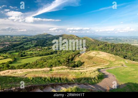 Steintreppen, die nach Norden, hinunter zu den Malverns, vom Gipfel des Hügels aus der Eisenzeit, auf der Spitze des Herefordshire Beacon, führen. Stockfoto