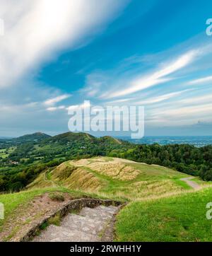 Steintreppen, die nach Norden, hinunter zu den Malverns, vom Gipfel des Hügels aus der Eisenzeit, auf der Spitze des Herefordshire Beacon, führen. Stockfoto