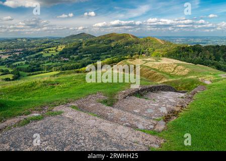 Steintreppen, die nach Norden, hinunter zu den Malverns, vom Gipfel des Hügels aus der Eisenzeit, auf der Spitze des Herefordshire Beacon, führen. Stockfoto