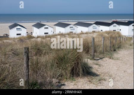 Strandurlaub und Freizeit am Sandstrand, Holzhäuser am Wasser in Katwijk-on-zee, Nordsee, Niederlande Stockfoto