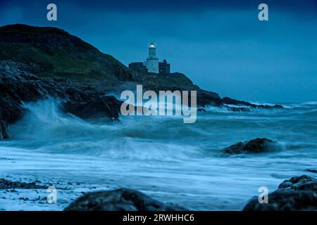 Swansea, Großbritannien. September 2023. Während das Licht über dem Leuchtturm von Mumbes in der Nähe von Swansea heute Abend verblasst, peitschen die letzten Überreste des Hurrikans Lee die raue See mit Hilfe der Sturmkräfte, die die Küste Südwales erschüttern. Quelle: Phil Rees/Alamy Live News Stockfoto