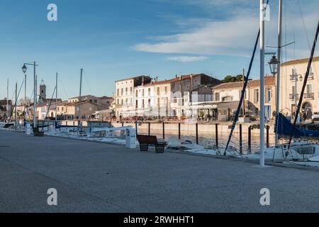 Marseille, Frankreich - 30. Dezember 2018: Vergnügungsboot an einem Wintertag im kleinen Hafen von Marseille angedockt Stockfoto