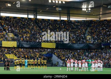 Bern, Schweiz. September 2023. Schweigeminute vor dem Finale der UEFA Champions League zwischen Young Boys und RB Leipzig im Wankdorf-Stadion in Bern, Schweiz. (Daniela Porcelli/SPP) Credit: SPP Sport Press Photo. Alamy Live News Stockfoto