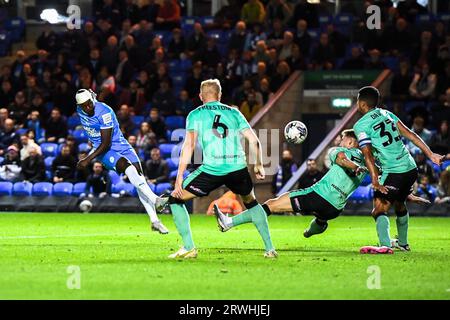 Ephron Mason Clarke (10 Peterborough United) schießt während des Spiels der Sky Bet League 1 zwischen Peterborough und Cheltenham Town in der London Road, Peterborough am Dienstag, den 19. September 2023. (Foto: Kevin Hodgson | MI News) Credit: MI News & Sport /Alamy Live News Stockfoto