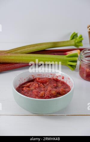 Hausgemachte Rhabarbermarmelade auf weißem Hintergrund Stockfoto