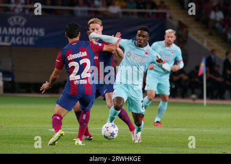 19. September 2023; Estadi Olimpic Lluis Companys, Barcelona, Spanien: UEFA Champions League Football, FC Barcelona versus Royal Antwerp: Mandela Keita Royal Antwerp stellt Gundogan of Barcelona vor Stockfoto