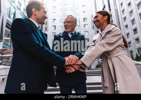 Geschäftsleute, die ihre Hände als Teamwork und Partner zusammenlegen Stockfoto