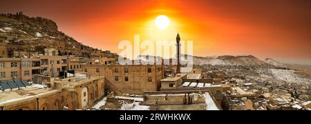 Wintersaison. Sonnenaufgang in der Altstadt von Mardin. Historisches und kulturelles Reiseziel im Südosten der Türkei. Stockfoto