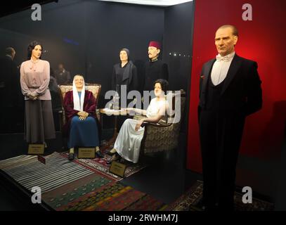 Axt-Skulptur von Atatürk, dem Gründungsvater der Republik Türkei und seiner Familie im Yilmaz Buyukersen Wachsmuseum Stockfoto