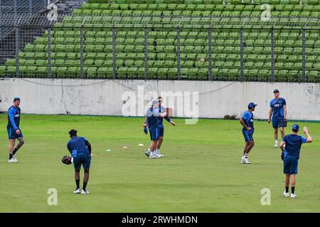 Dhaka, Bangladesch. September 2023. Die neuseeländischen Cricketspieler besuchen eine Trainingseinheit im Sher-E-Bangla National Cricket Stadium in Dhaka vor ihrem ersten eintägigen internationalen (ODI) Cricket-Spiel gegen Bangladesch. Quelle: SOPA Images Limited/Alamy Live News Stockfoto