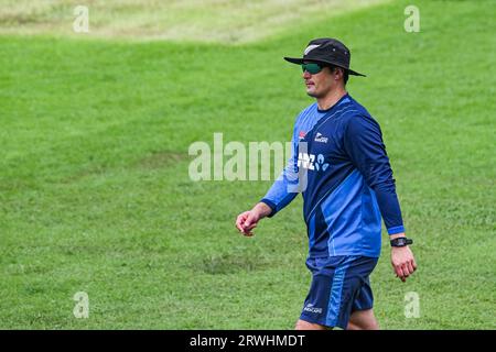 Dhaka, Bangladesch. September 2023. Der neuseeländische Cricketspieler Adam Milne nimmt im Sher-E-Bangla National Cricket Stadium in Dhaka an einer Trainingseinheit Teil, die vor ihrem ersten eintägigen internationalen (ODI) Cricket-Spiel gegen Bangladesch stattfindet. Quelle: SOPA Images Limited/Alamy Live News Stockfoto