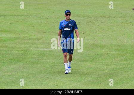 Dhaka, Bangladesch. September 2023. Der neuseeländische Cricketspieler Trent Boult nimmt im Sher-E-Bangla National Cricket Stadium in Dhaka vor seinem ersten eintägigen internationalen (ODI) Cricketspiel gegen Bangladesch an einer Trainingseinheit Teil. Quelle: SOPA Images Limited/Alamy Live News Stockfoto