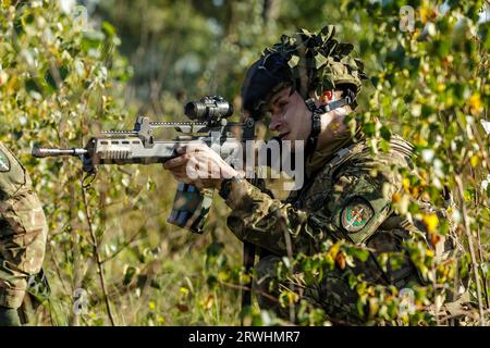 Adazi, Polen. 16. September 2023. Ein Soldat der lettischen Streitkräfte kehrt mit einem Heckler & Koch G36-Sturmgewehr während einer Force-on-Force-Übung mit US-amerikanischen, lettischen und polnischen Streitkräften in Camp Adazi am 16. September 2023 in Adazi, Lettland, in das Feuer zurück. Kredit: SSgt. Oscar Gollaz/US Army/Alamy Live News Stockfoto