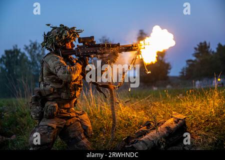 Hohenfels, Deutschland. 15. September 2023. Ein US-Soldaten mit dem 2nd Cavalry Regiment feuert eine leichte M240-Maschinenpistole während einer Schießerei mit verspotteten feindlichen Streitkräften während der Übung Saber Junction 23 im Joint Multinational Readiness Center, 14. September 2023 in Hohenfels, Deutschland. Kredit: 1. Sgt. Michel Sauret/US Army Photo/Alamy Live News Stockfoto