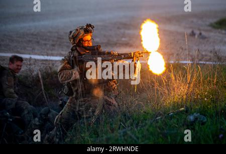 Hohenfels, Deutschland. 15. September 2023. Ein US-Soldaten mit dem 2nd Cavalry Regiment feuert eine leichte M240-Maschinenpistole während einer Schießerei mit verspotteten feindlichen Streitkräften während der Übung Saber Junction 23 im Joint Multinational Readiness Center, 14. September 2023 in Hohenfels, Deutschland. Kredit: 1. Sgt. Michel Sauret/US Army Photo/Alamy Live News Stockfoto