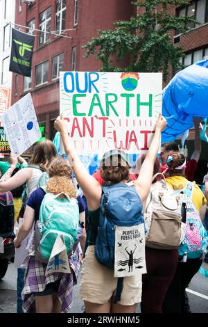 New York, New York, USA. September 2023. Protestors at March to End Fossil Fuels, New York, New York, 17. September 2023 (Credit Image: © Darcy Rogers/ZUMA Press Wire) NUR REDAKTIONELLE VERWENDUNG! Nicht für kommerzielle ZWECKE! Stockfoto