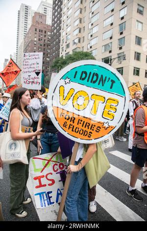 New York, New York, USA. September 2023. Protestors at March to End Fossil Fuels, New York, New York, 17. September 2023 (Credit Image: © Darcy Rogers/ZUMA Press Wire) NUR REDAKTIONELLE VERWENDUNG! Nicht für kommerzielle ZWECKE! Stockfoto