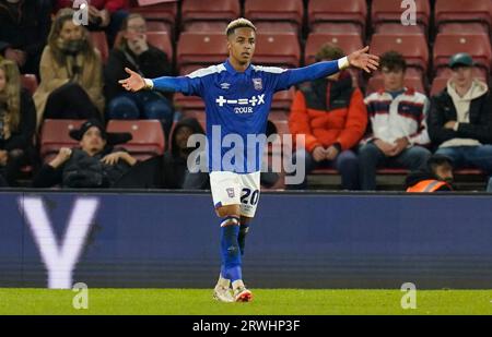 Omari Hutchinson von Ipswich Town feiert sein erstes Tor beim Sky Bet Championship Match im St Mary's Stadium in Southampton. Bilddatum: Dienstag, 19. September 2023. Stockfoto