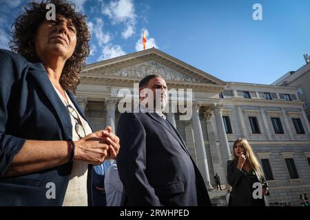 Madrid, Spanien. September 2023. Der Führer der Republikanischen Linken Kataloniens (ERC), Oriol Junqueras (C), zusammen mit der stellvertretenden Republikanischen Linken Kataloniens (ERC) Teresa Jordà (L), vor dem Abgeordnetenkongress vor der Plenarsitzung des Kongresses für die "ausdrückliche" Genehmigung der Verwendung des Katalanischen, baskische und galizische Sprachen durch die Abgeordneten. Quelle: SOPA Images Limited/Alamy Live News Stockfoto