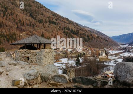 Panoramablick auf das Wintertal mit der kleinen italienischen Stadt und den schneebedeckten Bergen Stockfoto