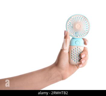 Weibliche Hand mit Mini-Elektroventilator auf weißem Hintergrund Stockfoto
