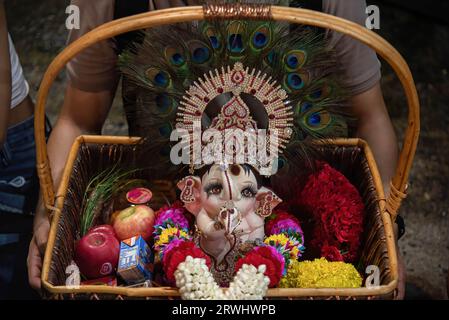 Bangkok, Thailand. September 2023. Ein hinduistischer Devotee hält eine Statue des hinduistischen Gottes Lord Ganesha während einer Zeremonie anlässlich des Ganesh Chaturthi Festivals im Wat Khaek in Bangkok. Das Ganesh Chaturthi ist ein hinduistisches fest zur Erinnerung an die Geburt des hinduistischen Gottes Lord Ganesha. Quelle: SOPA Images Limited/Alamy Live News Stockfoto