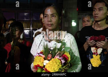 Bangkok, Thailand. September 2023. Ein hinduistischer Anhänger hält Blumen während einer Zeremonie anlässlich des Ganesh Chaturthi Festivals im Wat Khaek in Bangkok. Das Ganesh Chaturthi ist ein hinduistisches fest zur Erinnerung an die Geburt des hinduistischen Gottes Lord Ganesha. Quelle: SOPA Images Limited/Alamy Live News Stockfoto