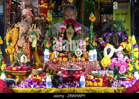 Bangkok, Thailand. September 2023. Statuen des hinduistischen Gottes Lord Ganesha werden während einer Zeremonie anlässlich des Ganesh Chaturthi Festivals im Wat Khaek in Bangkok zur Anbetung ausgestellt. Das Ganesh Chaturthi ist ein hinduistisches fest zur Erinnerung an die Geburt des hinduistischen Gottes Lord Ganesha. Quelle: SOPA Images Limited/Alamy Live News Stockfoto